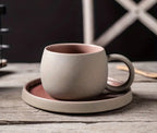 Juego de tazas y platillos de fina cerámica.