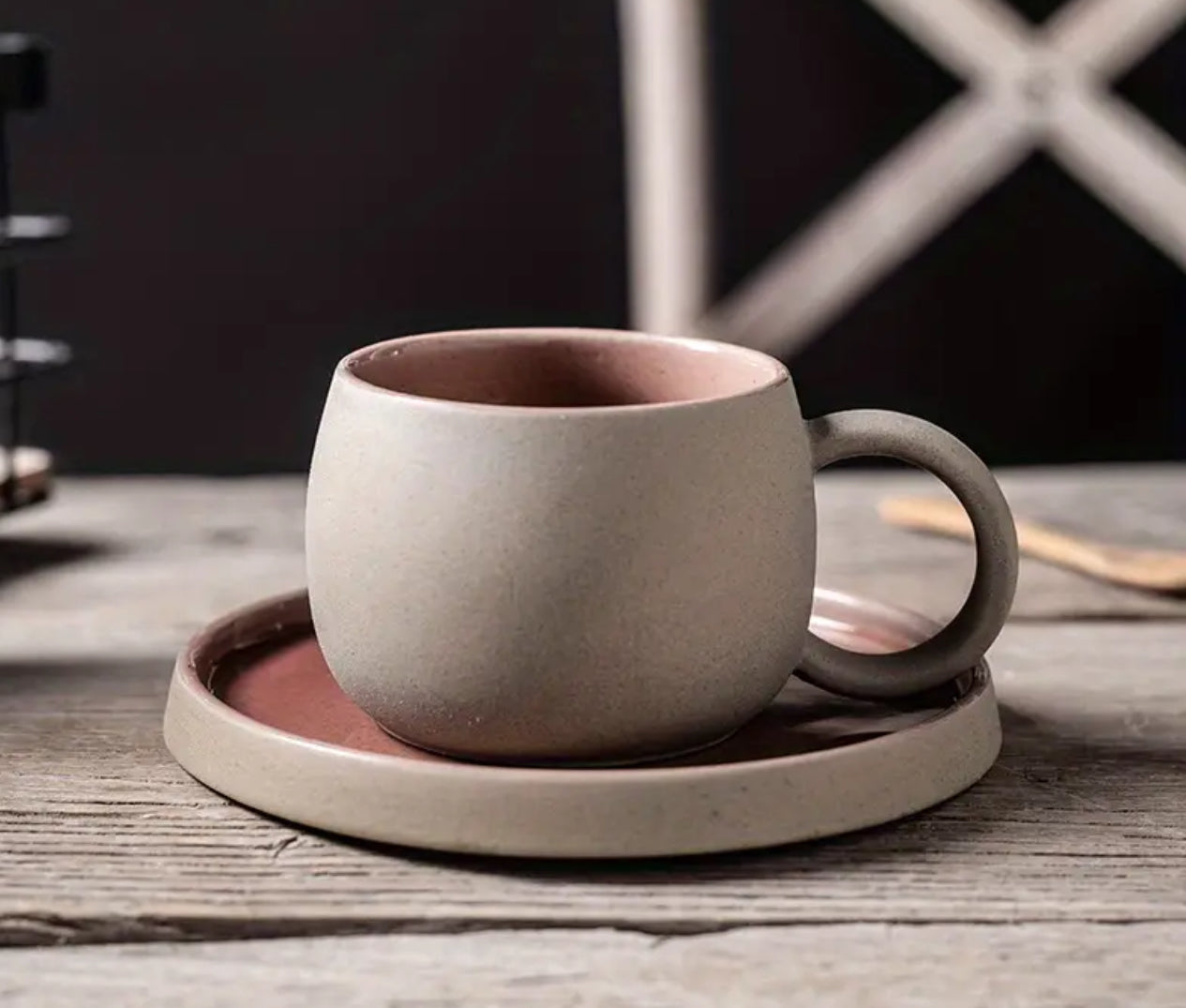 Juego de tazas y platillos de fina cerámica.