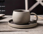 Juego de tazas y platillos de fina cerámica.