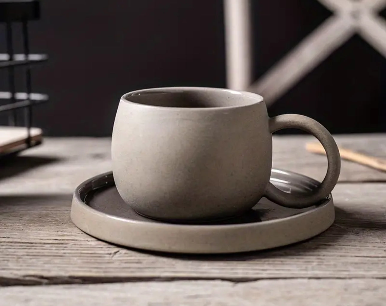 Juego de tazas y platillos de fina cerámica.