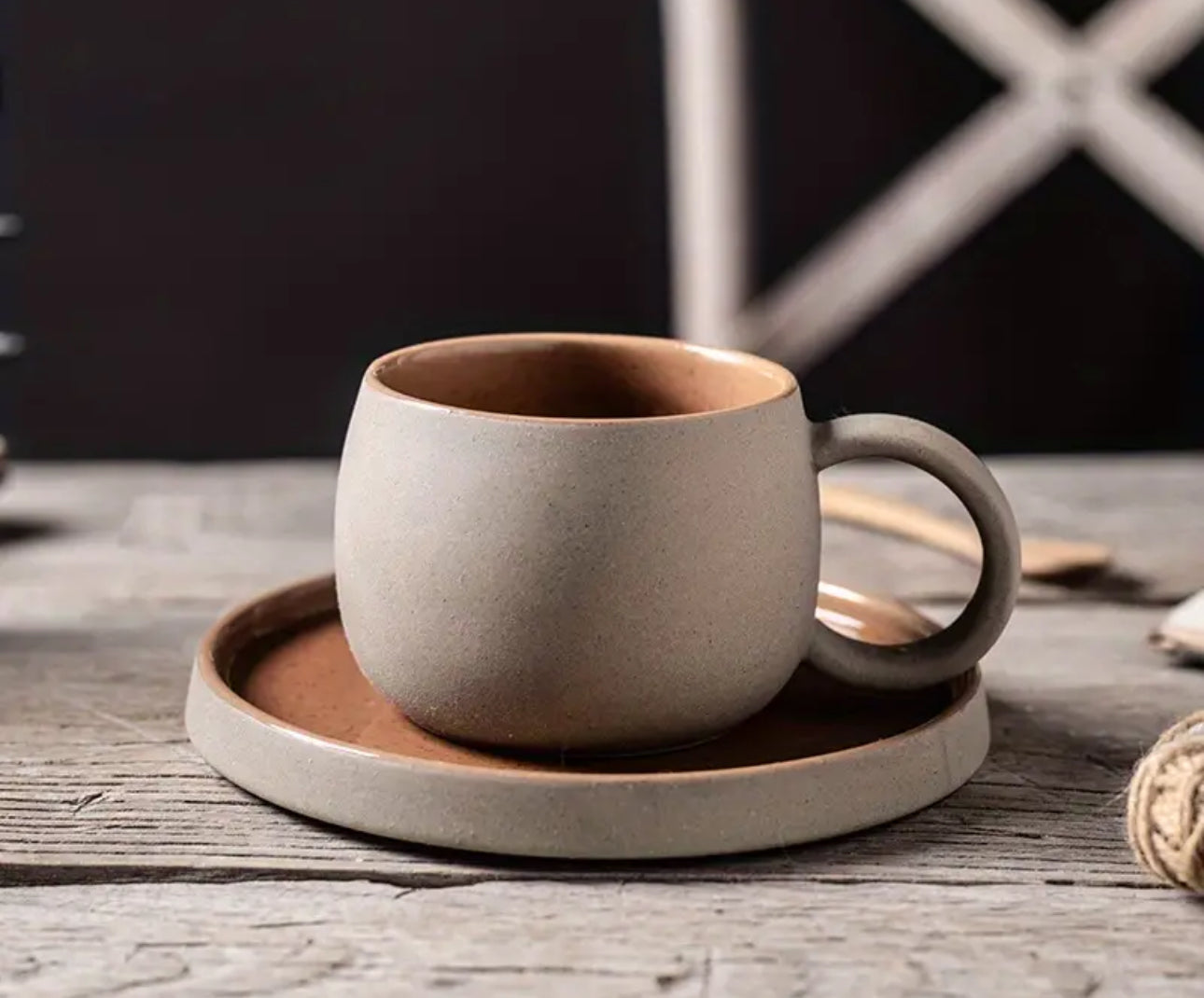 Juego de tazas y platillos de fina cerámica.