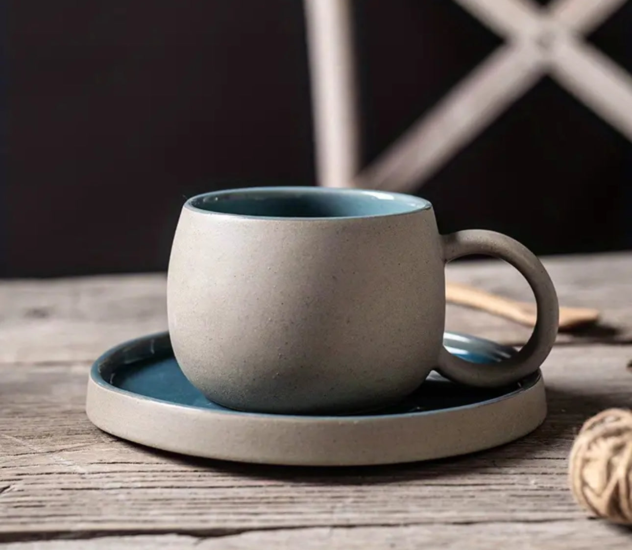 Juego de tazas y platillos de fina cerámica.
