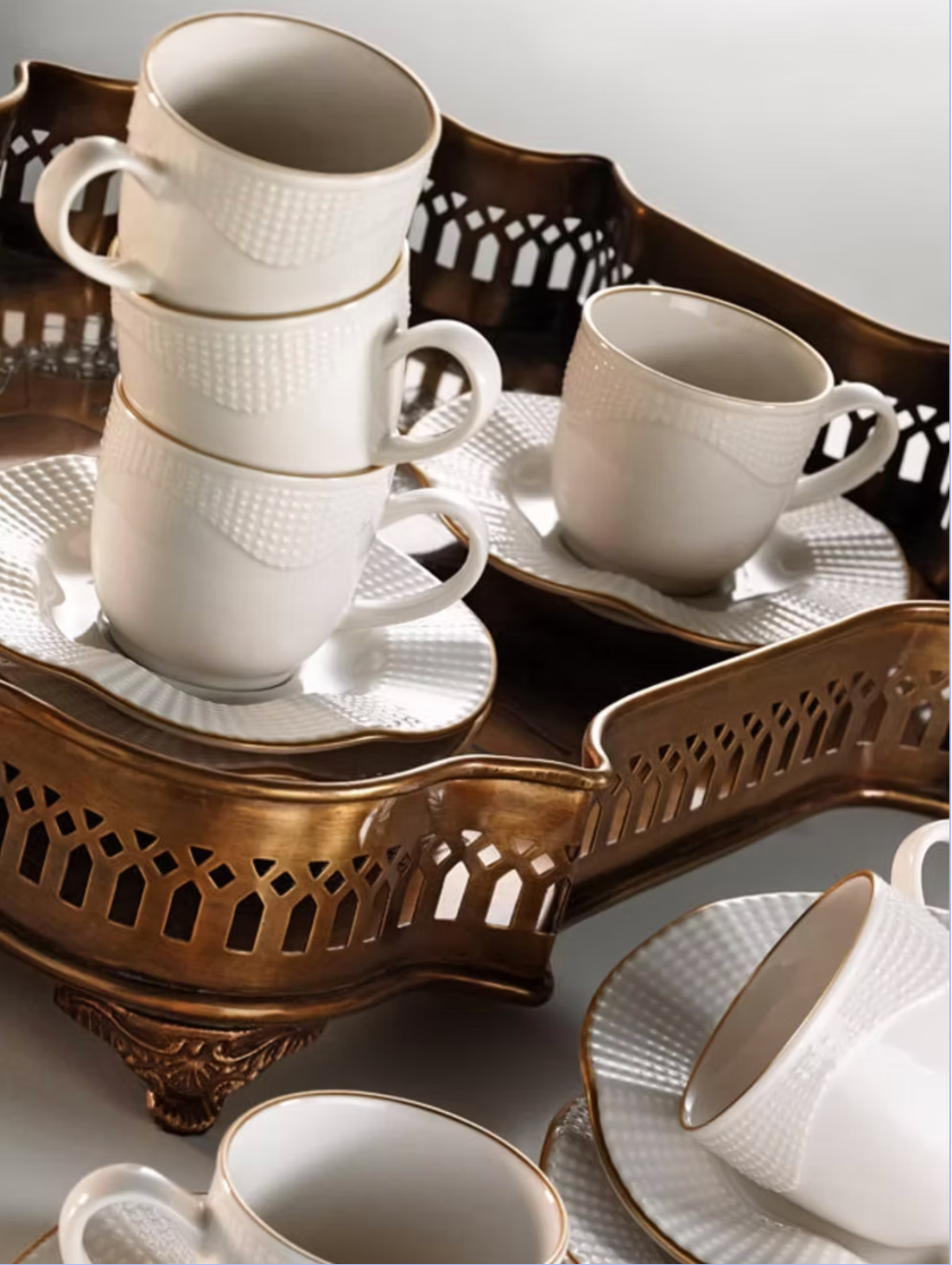 Chez Lorraine Juego de 6 tazas con platillos Crema y Oro